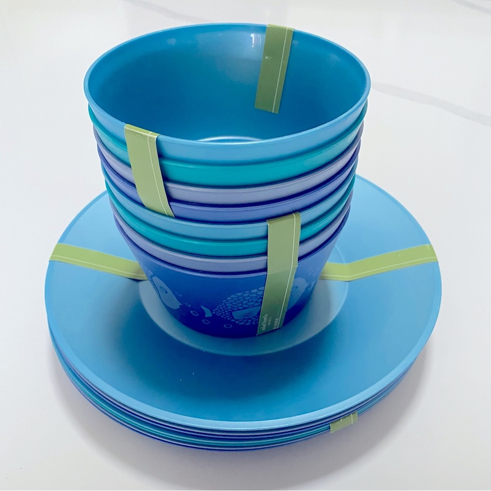 NWT- 8 sets salad bowls & dinner plates
